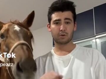 Mau Lopez con el caballo en su casa