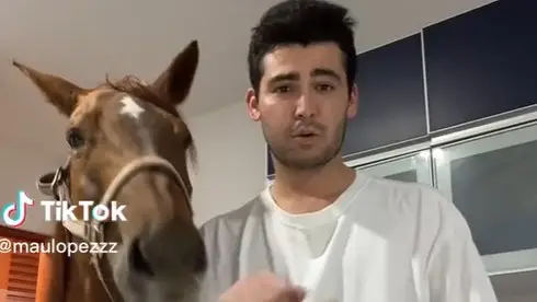Mau Lopez con el caballo en su casa Mau Lopez con el caballo en su casa