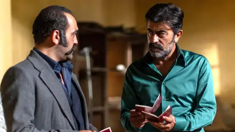 Los Keskin inician su plan de fuga... ¡Betül y Abdülkadir fingirán ser un matrimonio! Los Keskin inician su plan de fuga... ¡Betül y Abdülkadir fingirán ser un matrimonio!