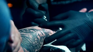 El juez Pedraz y su nueva pareja, un ejemplo de los famosos que se han tatuado por amor