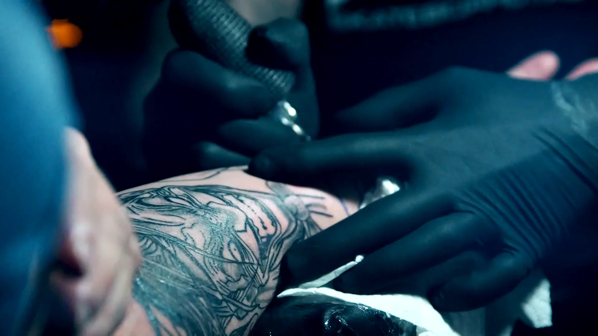 El juez Pedraz y su nueva pareja, un ejemplo de los famosos que se han tatuado por amor