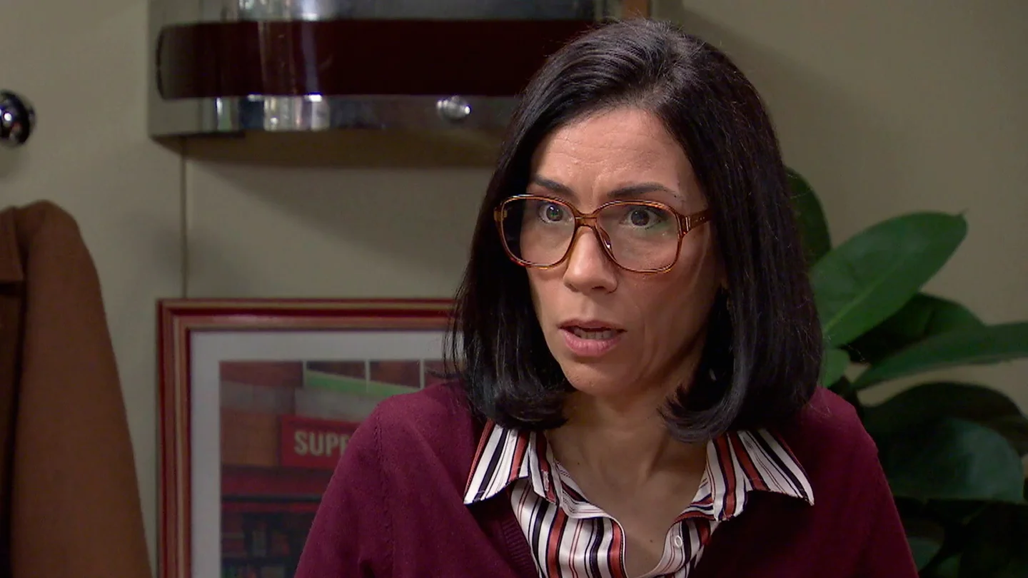 Manolita encuentra el sobre con el dinero y Nieves se niega a llevarlo a la policía: “Lo usaremos nosotras” Manolita encuentra el sobre con el dinero y Nieves se niega a llevarlo a la policía: “Lo usaremos nosotras”