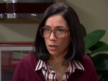 Manolita encuentra el sobre con el dinero y Nieves se niega a llevarlo a la policía: “Lo usaremos nosotras” Manolita encuentra el sobre con el dinero y Nieves se niega a llevarlo a la policía: “Lo usaremos nosotras”