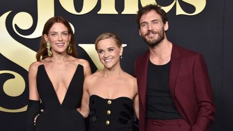 Riley Keough, Reese Witherspoon y Sam Claflin en la premiere de 'Todos quieren a Daisy Jones'