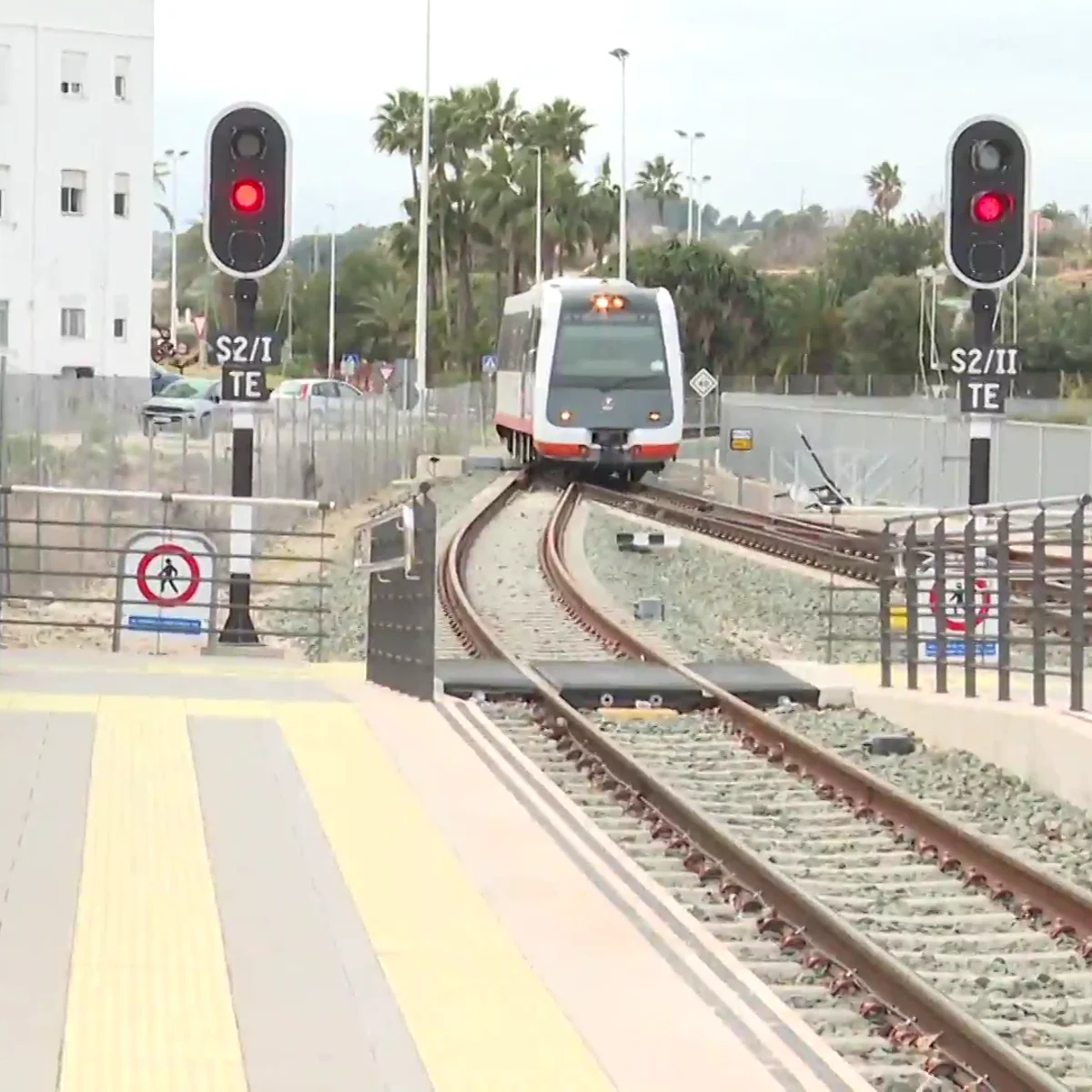 Nueva polémica de trenes: los de Alicante no pueden pasar por los puentes  por exceso de peso
