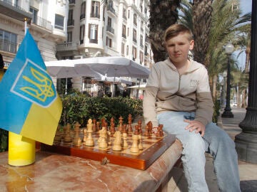 Myroslav, junto a su tablero de ajedrez en la Explanada de Alicante