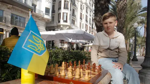 Myroslav, junto a su tablero de ajedrez en la Explanada de Alicante Myroslav, junto a su tablero de ajedrez en la Explanada de Alicante
