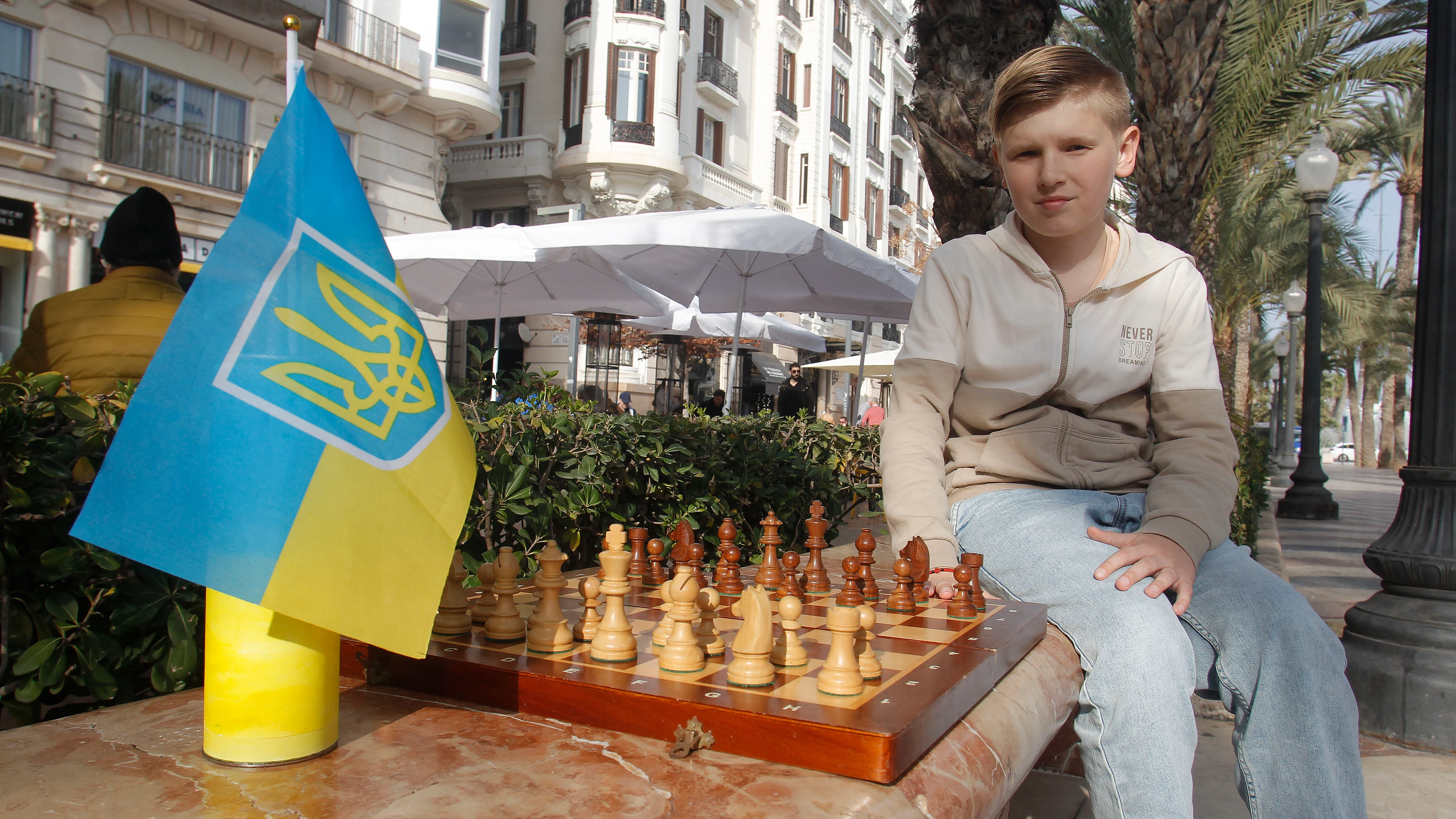 Myroslav, junto a su tablero de ajedrez en la Explanada de Alicante