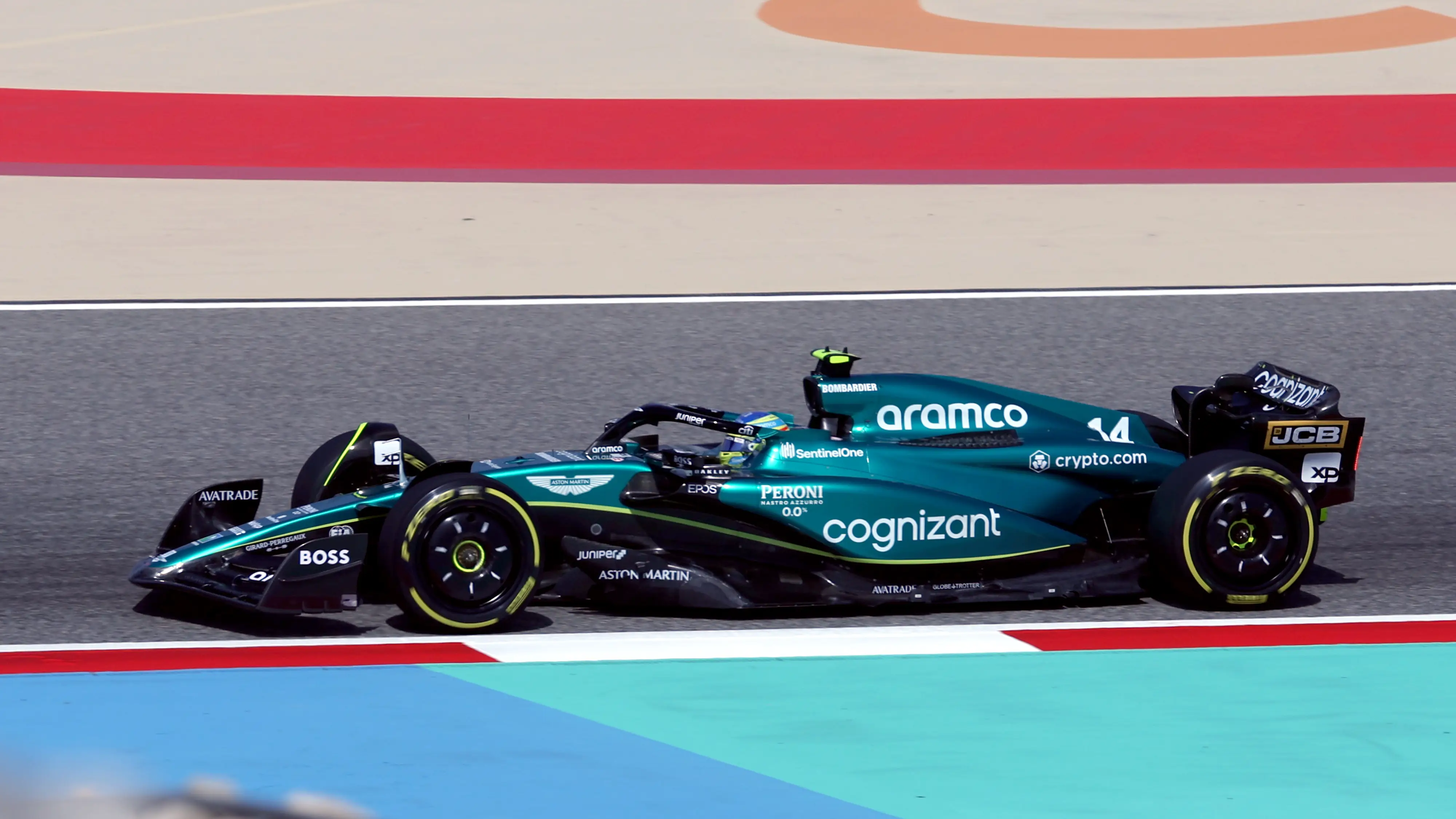 Fernando Alonso con el Aston Martin en el segundo d&iacute;a de los test de Bahr&eacute;in