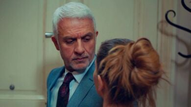 Halit va a ver a Yildiz y ella vuelve a rechazarle... ¡Pero le da un romántico beso en la mejilla!