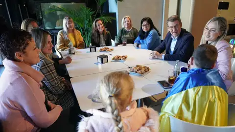 Alberto Núñez Feijóo, con madres y niños ucranianos Alberto Núñez Feijóo, con madres y niños ucranianos