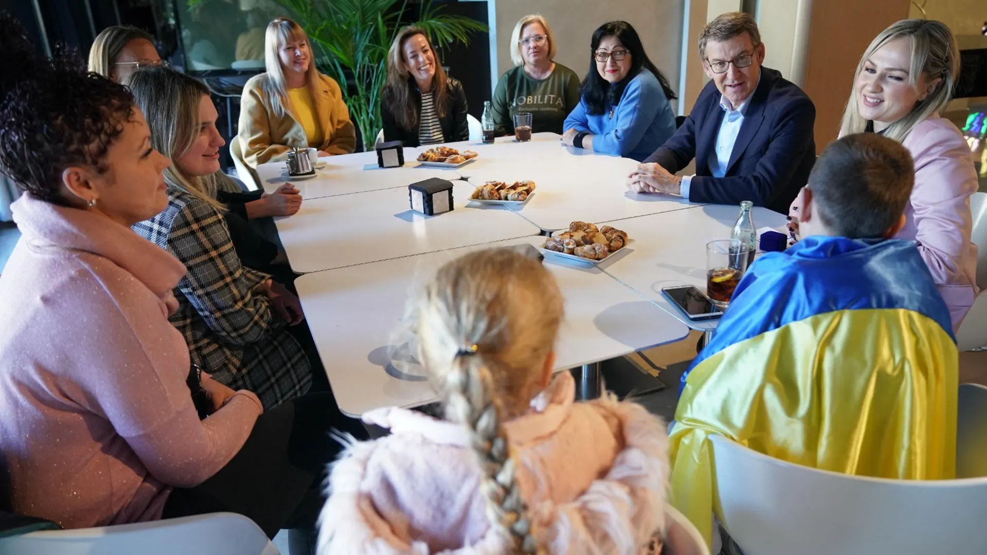 Alberto Núñez Feijóo, con madres y niños ucranianos Alberto Núñez Feijóo, con madres y niños ucranianos