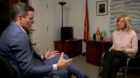 Pedro Sánchez con Susanna Griso en Kyiv. Pedro Sánchez con Susanna Griso en Kyiv.