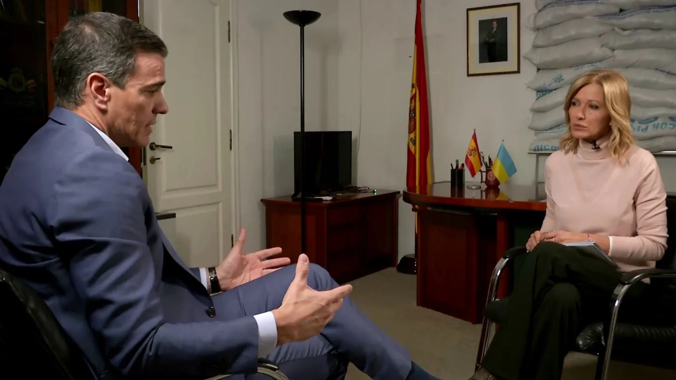 Pedro Sánchez con Susanna Griso en Kyiv. Pedro Sánchez con Susanna Griso en Kyiv.