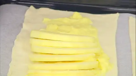 Corta las manzanas en láminas finas y distribúyelas (superponiéndolas) sobre la crema Corta las manzanas en láminas finas y distribúyelas (superponiéndolas) sobre la crema