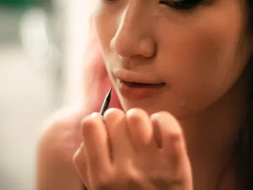 Chicas pintándose labios con lápiz Chicas pintándose labios con lápiz