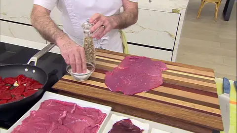 Extiende un filete (abierto) sobre la encimera y salpimiéntalo por la parte interior Extiende un filete (abierto) sobre la encimera y salpimiéntalo por la parte interior