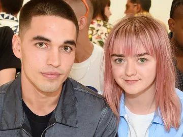 Reuben Selby y Maisie Williams en un evento Reuben Selby y Maisie Williams en un evento
