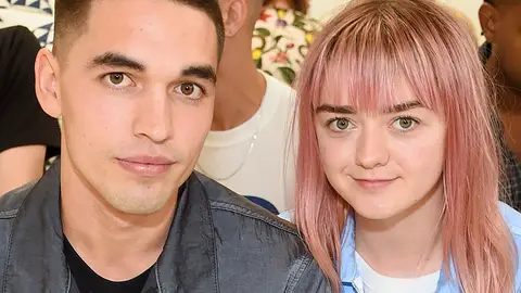 Reuben Selby y Maisie Williams en un evento Reuben Selby y Maisie Williams en un evento