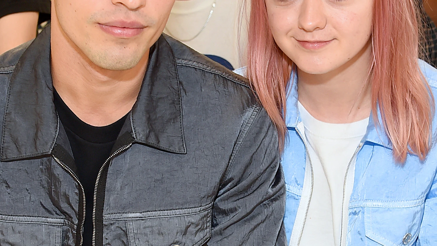 Reuben Selby y Maisie Williams en un evento Reuben Selby y Maisie Williams en un evento