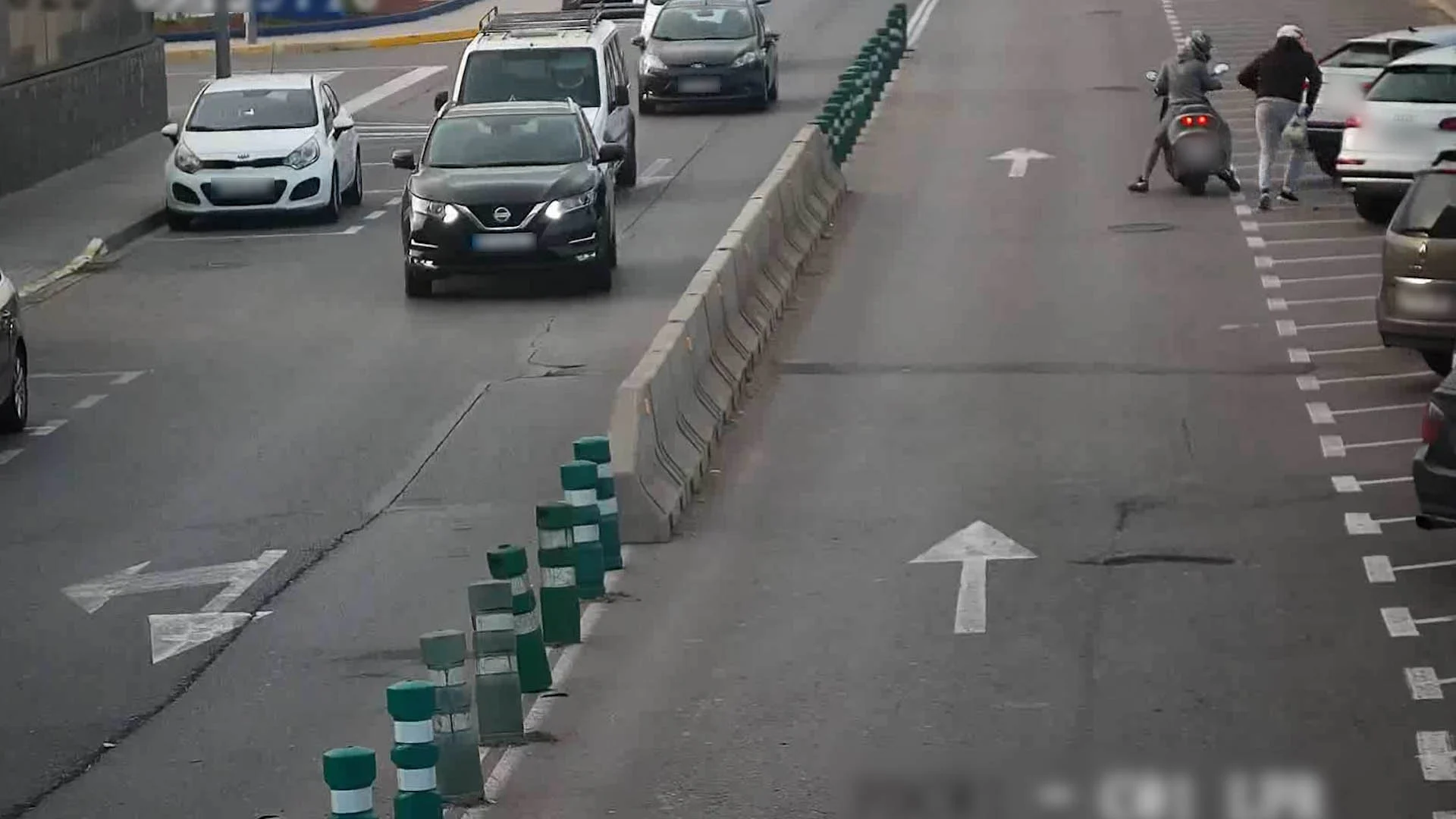 Dos motoristas roban, a punta de pistola, el bolso de una mujer que se encontraba en el interior de su coche Dos motoristas roban, a punta de pistola, el bolso de una mujer que se encontraba en el interior de su coche