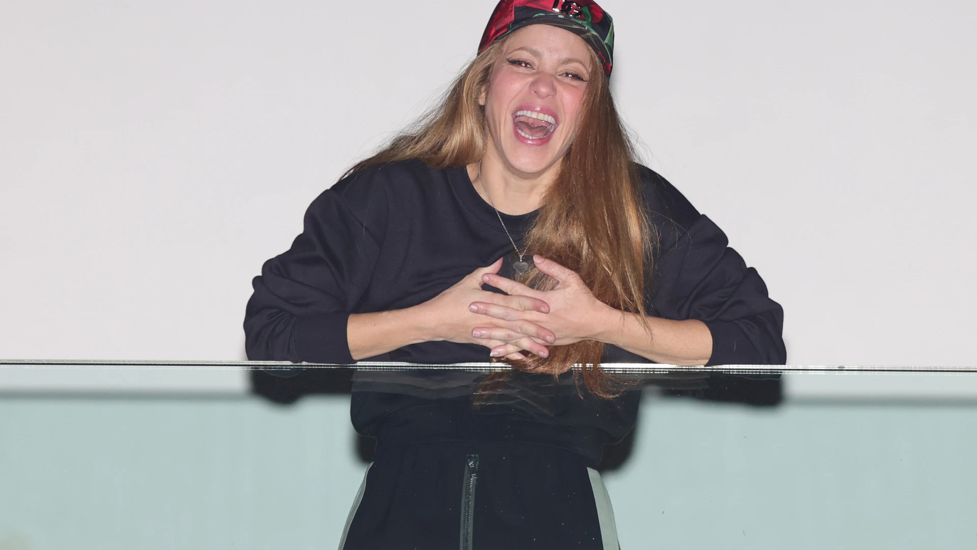 Shakira en su terraza saludando a los fans