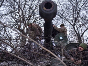Militares ucranianos en un obús autopropulsado en la región de Donetsk
