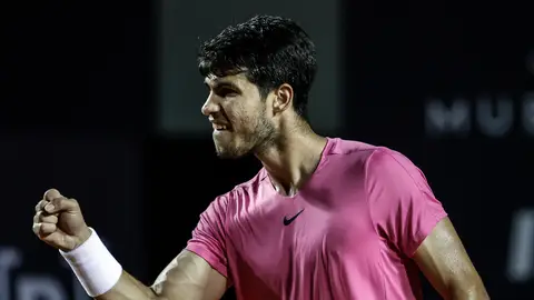 Carlos Alcaraz celebra un punto ante el serbio Dusan Lajovic Carlos Alcaraz celebra un punto ante el serbio Dusan Lajovic