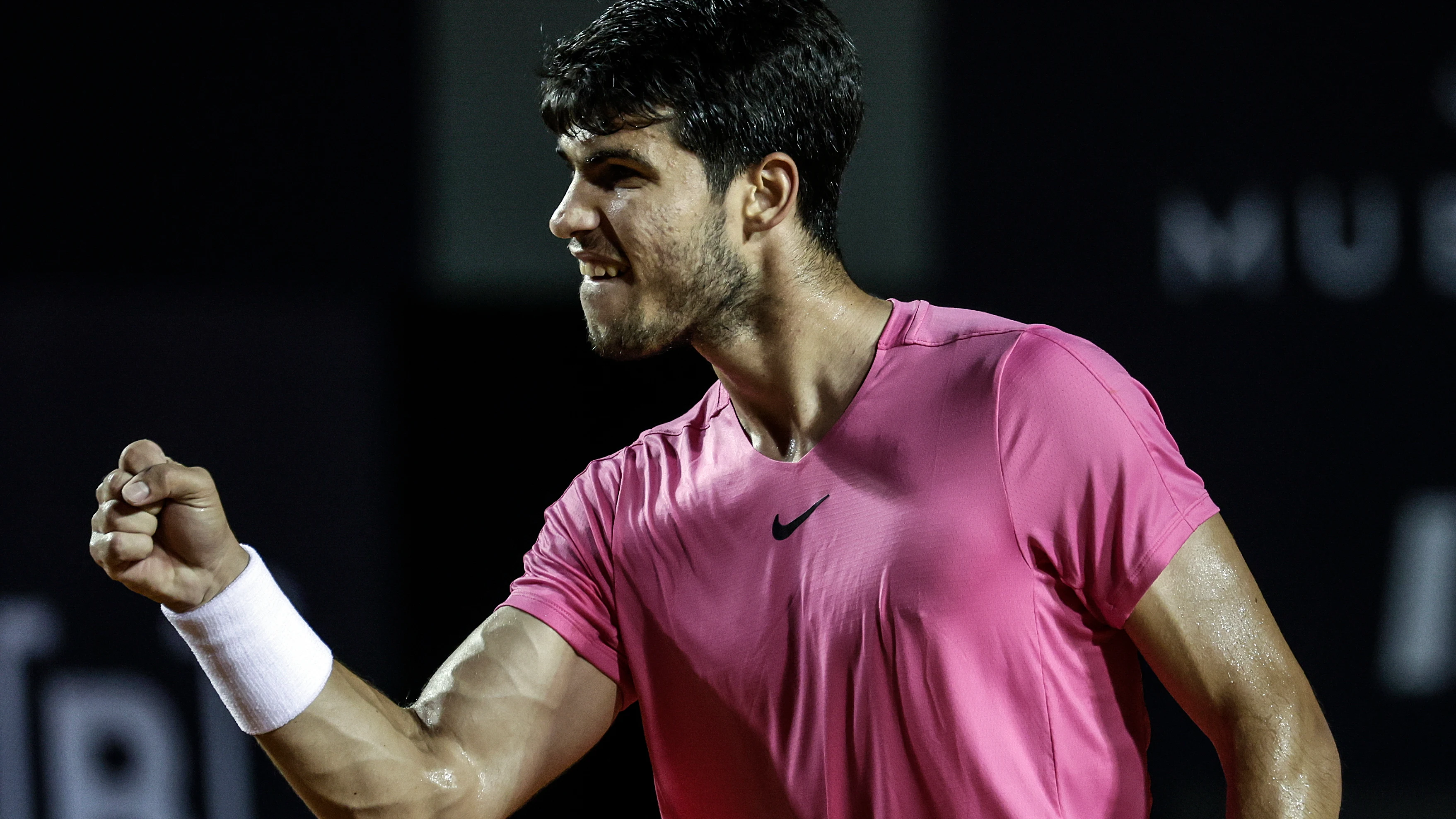 Carlos Alcaraz celebra un punto ante el serbio Dusan Lajovic