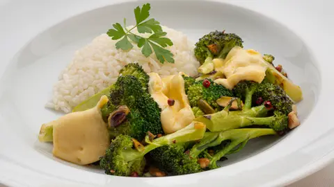 Rico y saludable: Arguiñano elabora brócoli con queso y arroz con “ingredientes de andar por casa” Rico y saludable: Arguiñano elabora brócoli con queso y arroz con “ingredientes de andar por casa”