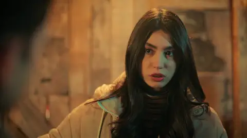 En el próximo capítulo de 'Hermanos': Cemile amenaza a Tolga con llamar a la policía si no la deja en paz En el próximo capítulo de 'Hermanos': Cemile amenaza a Tolga con llamar a la policía si no la deja en paz