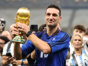 Lionel Scaloni levanta la Copa del Mundo de Fútbol de Qatar 2022 Lionel Scaloni levanta la Copa del Mundo de Fútbol de Qatar 2022