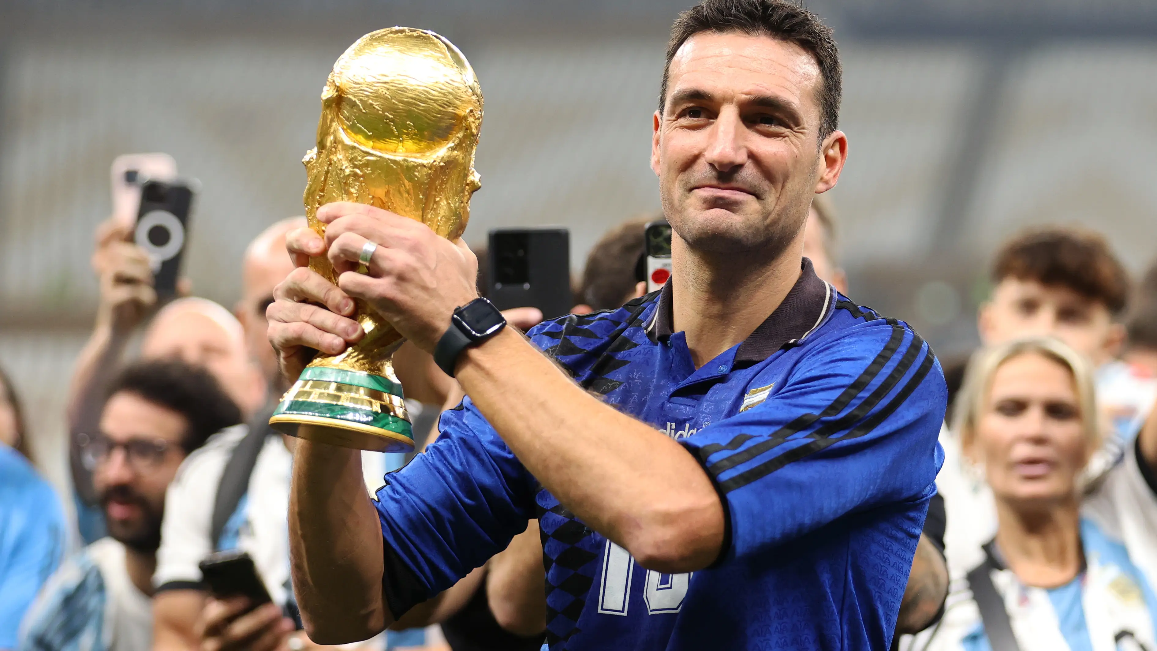 Lionel Scaloni levanta la Copa del Mundo de F&uacute;tbol de Qatar 2022