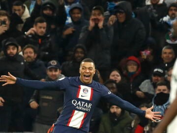 Kylian Mbappé celebra un gol con el PSG