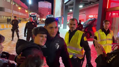 El Chimy Ávila posa junto al joven Daniel El Chimy Ávila posa junto al joven Daniel