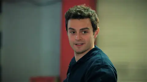 Ömer consigue un nuevo trabajo gracias a Süsen, aunque es ella la que en está pagando su sueldo Ömer consigue un nuevo trabajo gracias a Süsen, aunque es ella la que en está pagando su sueldo