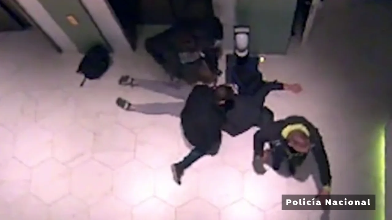 Vídeo: detienen a uno de los fugitivos más buscados por la Europol tras citarse con su pareja en un hotel de Madrid Vídeo: detienen a uno de los fugitivos más buscados por la Europol tras citarse con su pareja en un hotel de Madrid