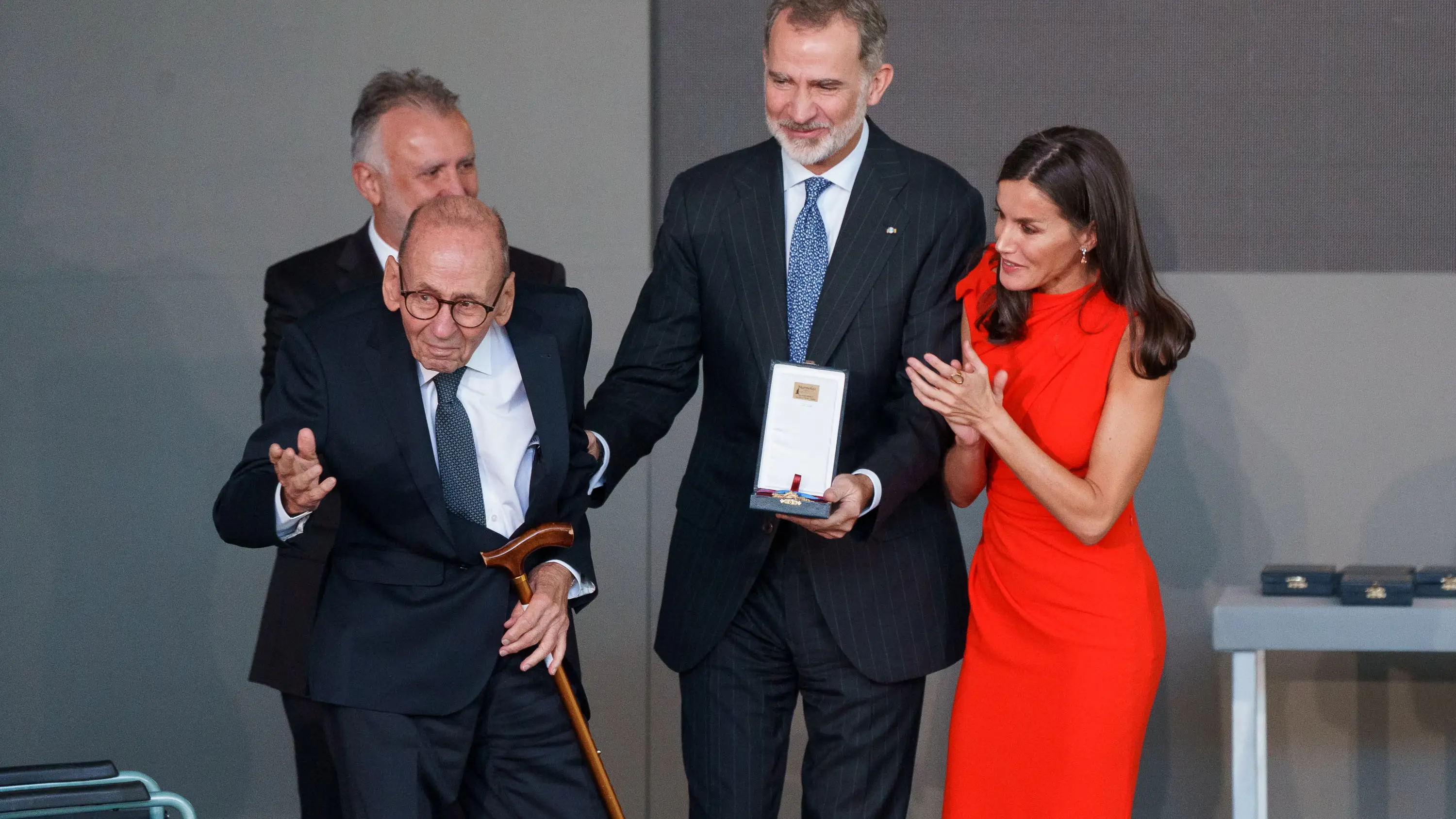 Imagen de archivo de los los reyes de España entregando al escritor de literatura infantil Juan Muñoz Martín la Medalla de Oro al Mérito en las Bellas Artes 2021. Imagen de archivo de los los reyes de España entregando al escritor de literatura infantil Juan Muñoz Martín la Medalla de Oro al Mérito en las Bellas Artes 2021.