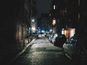 Imagen de una calle de noche