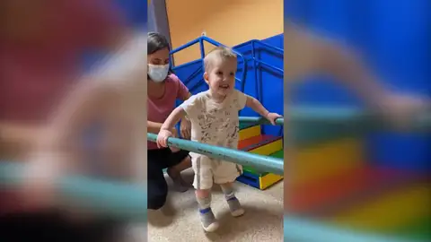 Marco consigue caminar con ayuda Marco consigue caminar con ayuda