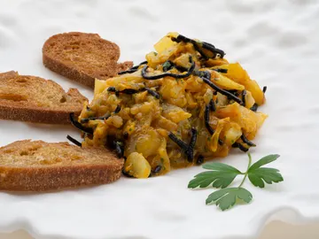 Revuelto de patatas y algas: un acompañamiento perfecto, por Karlos Arguiñano Revuelto de patatas y algas: un acompañamiento perfecto, por Karlos Arguiñano