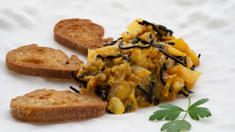 Revuelto de patatas y algas: un acompañamiento perfecto, por Karlos Arguiñano Revuelto de patatas y algas: un acompañamiento perfecto, por Karlos Arguiñano