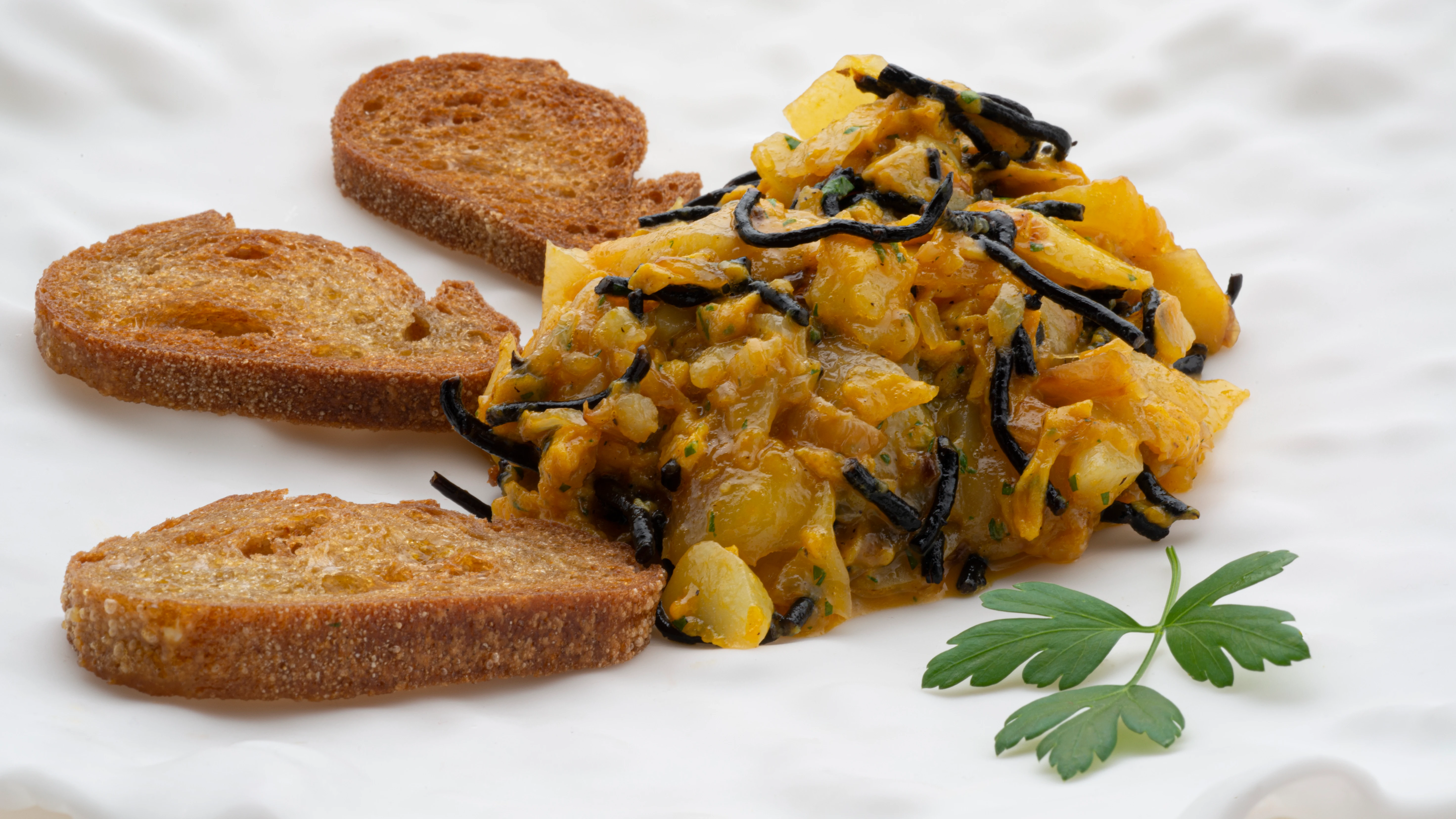 Revuelto de patatas y algas: un acompañamiento perfecto, por Karlos Arguiñano Revuelto de patatas y algas: un acompañamiento perfecto, por Karlos Arguiñano