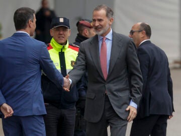 El rey Felipe VI y el presidente del Gobierno, Pedro Sánchez, se saludan 