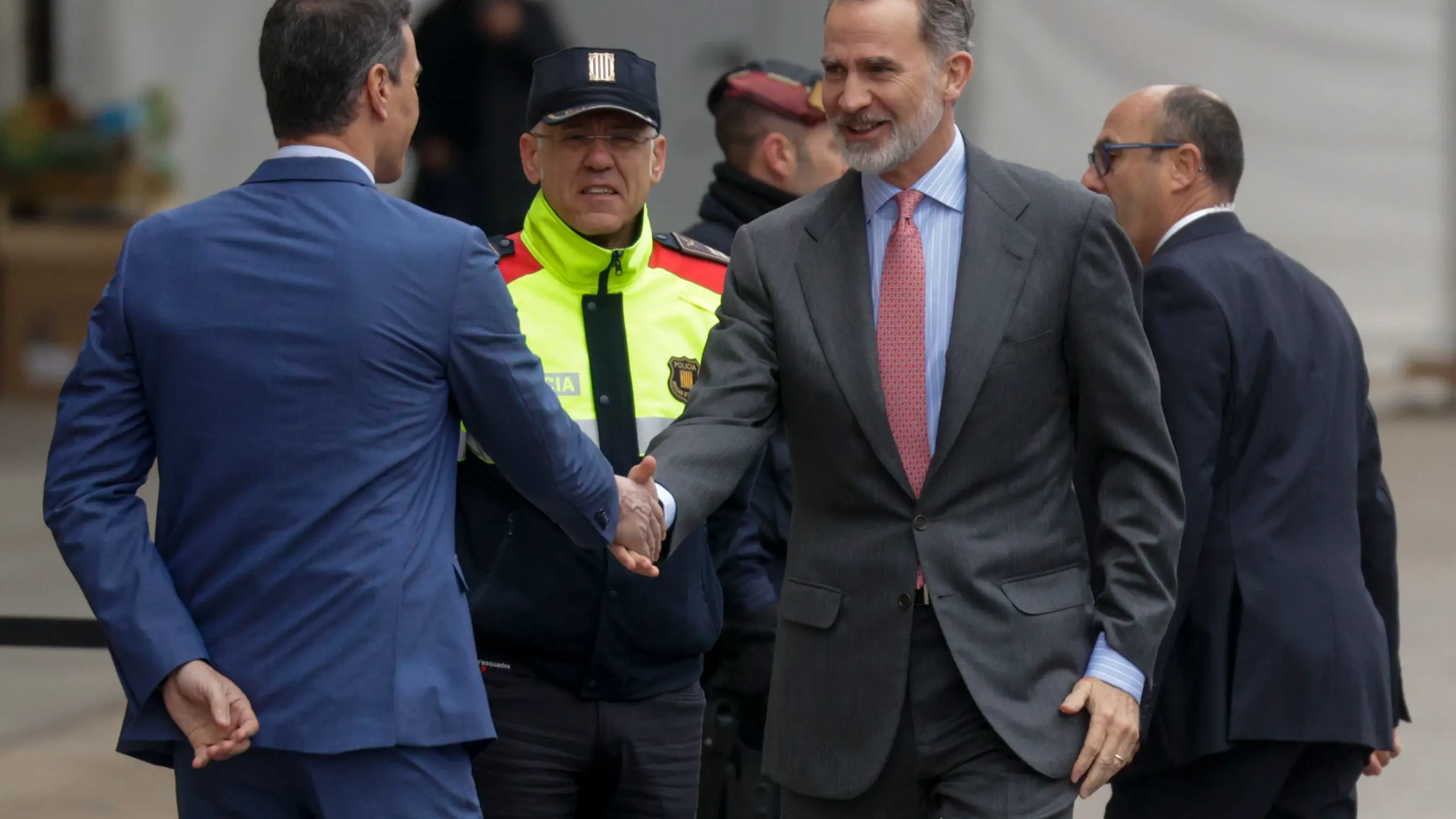 El rey Felipe VI y el presidente del Gobierno, Pedro Sánchez, se saludan El rey Felipe VI y el presidente del Gobierno, Pedro Sánchez, se saludan