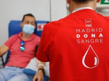Imagen de una persona donando sangre en la Comunidad de Madrid
