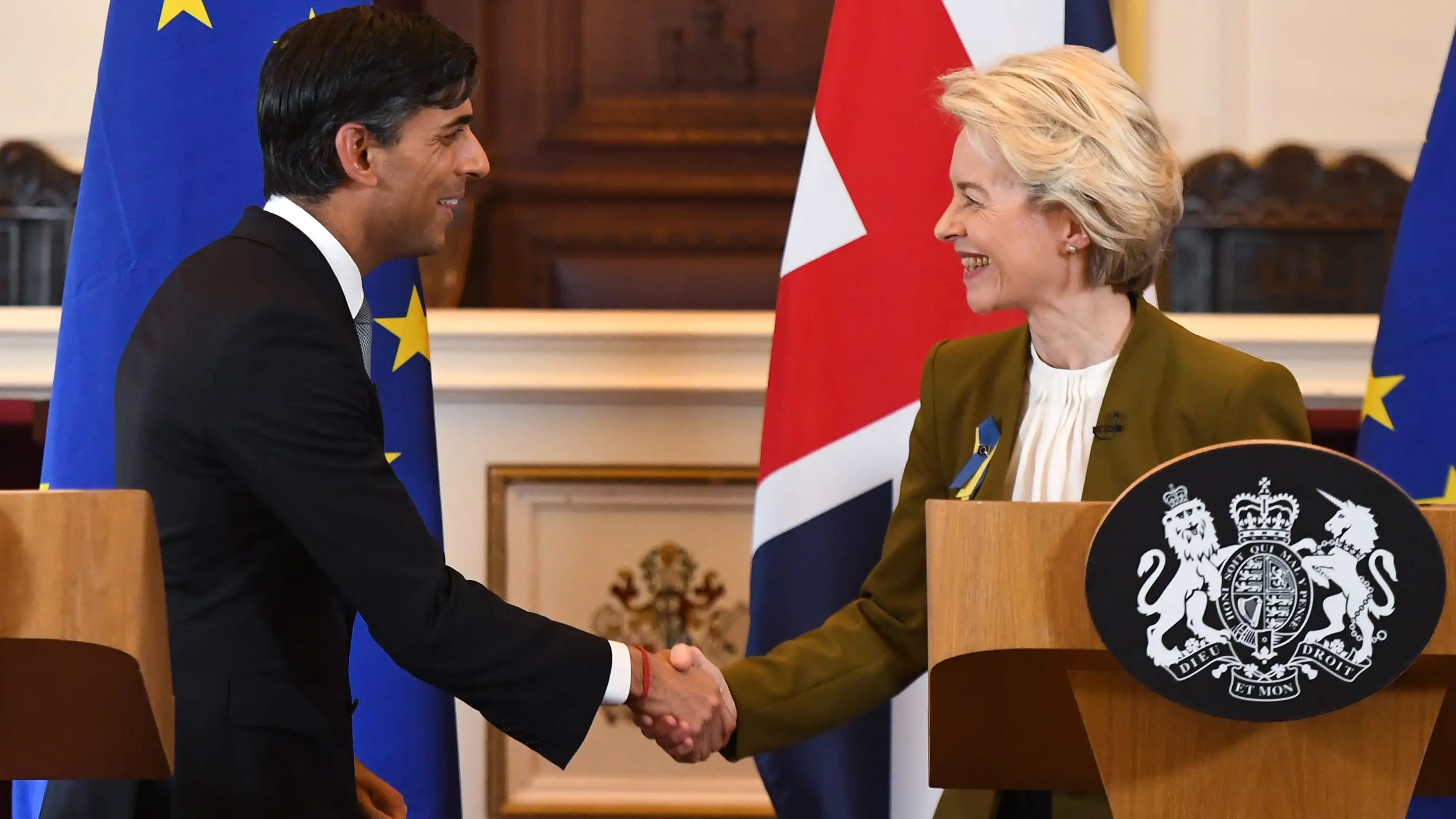 Rishi Sunak y Von der Leyen se estrechan la mano tras llegar a un acuerdo Rishi Sunak y Von der Leyen se estrechan la mano tras llegar a un acuerdo