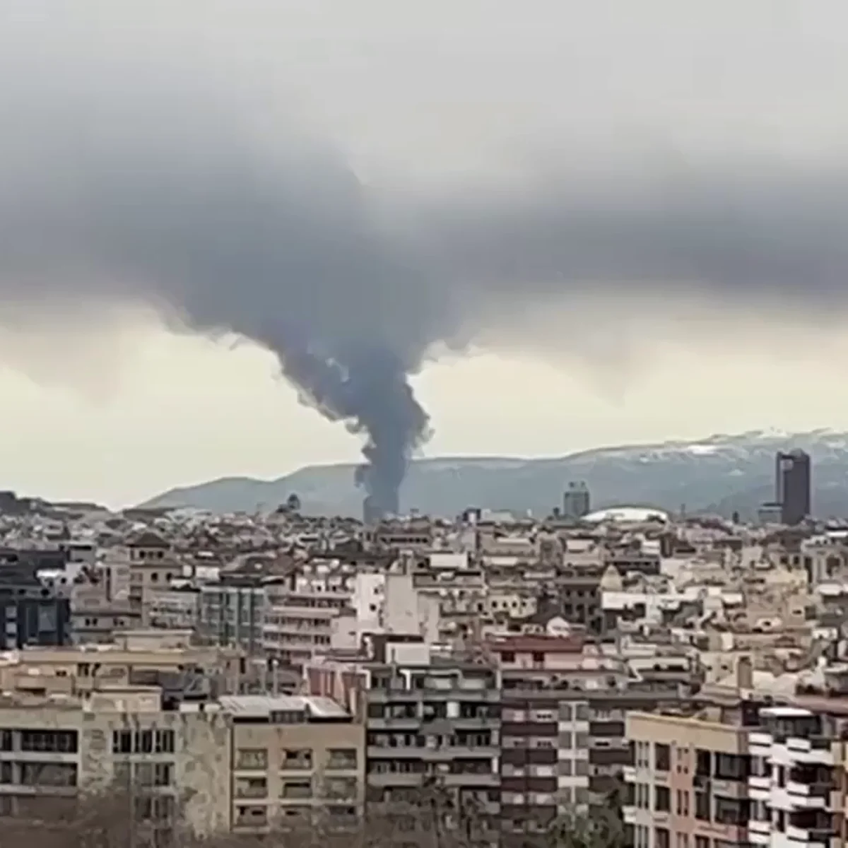 Vídeo: Un Incendio en una de neumáticos genera una enorme de humo en Sant Boi que se ve desde el aeropuerto de El Prat