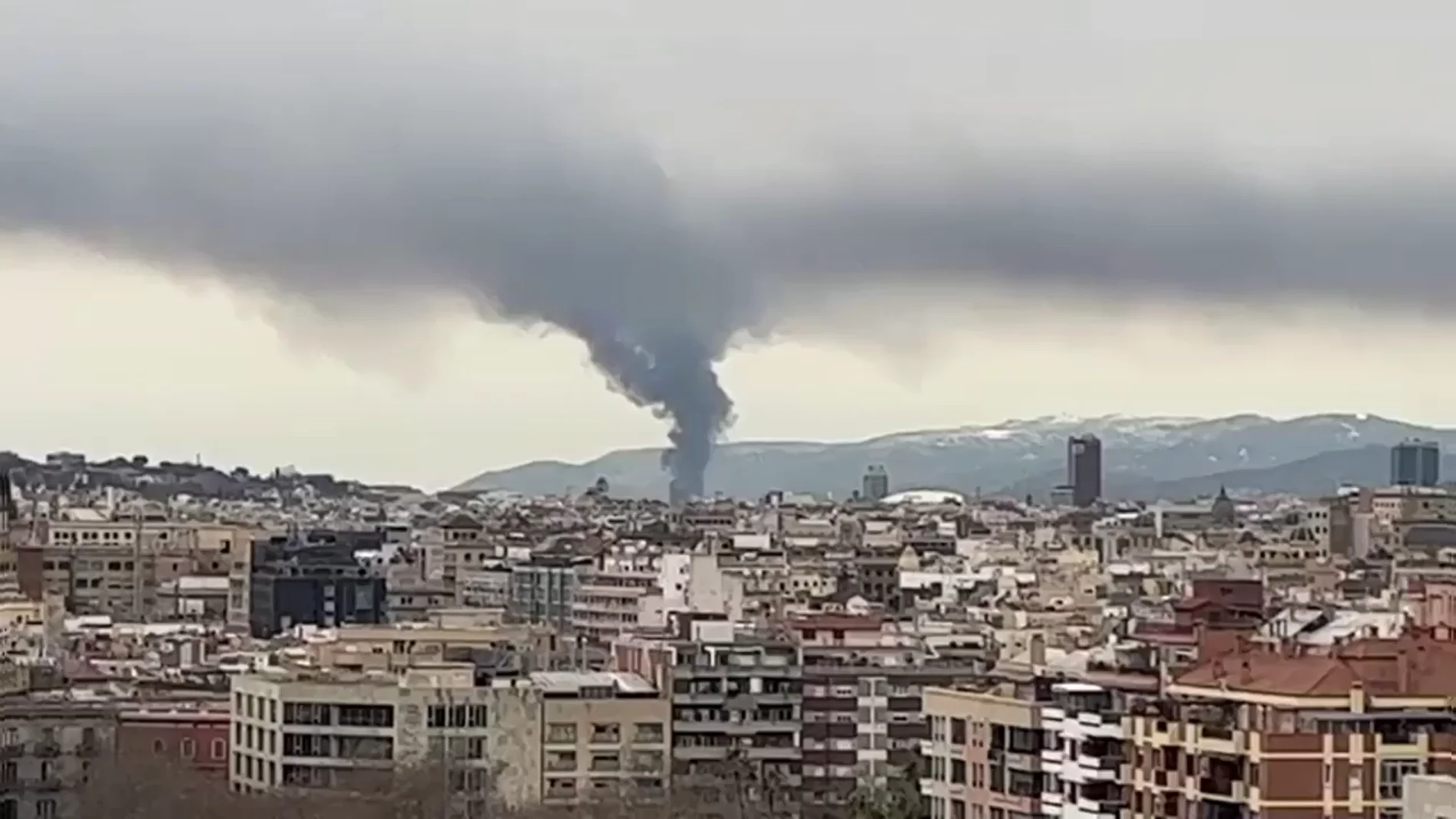 Vídeo: Incendio en una fábrica de neumáticos genera una columna de humo inmensa en Sant Boi