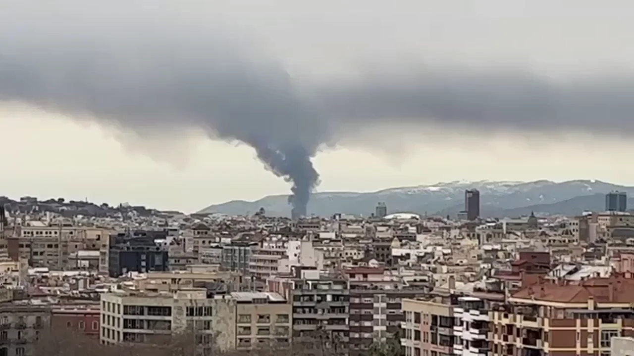 Vídeo: Incendio en una fábrica de neumáticos genera una columna de humo inmensa en Sant Boi Vídeo: Incendio en una fábrica de neumáticos genera una columna de humo inmensa en Sant Boi